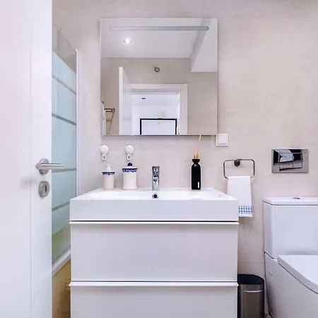 Apartment Cozy Bright Space With Landscape And Air Conditioner *